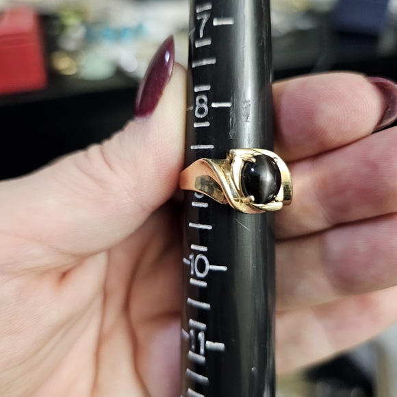 14k black stone ring size 9. Stamped 14k. It looks like a black star sapphire bu - Picture 2 of 7